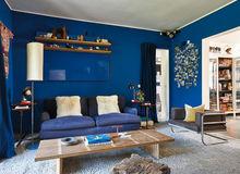 Le séjour peint en bleu Klein, une couleur qu'affectionnait le designer Christophe Gevers.