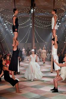Haute couture Jour 1: Le cirque de Dior, Schiaparelli spatiale et la femme hybride d'Iris Van Herpen