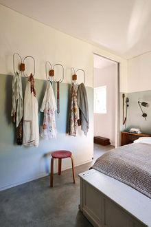 Dans la chambre à coucher, des porte-manteaux Papillon de Jules Wabbes, réédités par General Decoration. 