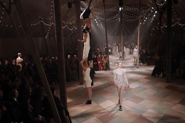 Haute couture Jour 1: Le cirque de Dior, Schiaparelli spatiale et la femme hybride d'Iris Van Herpen