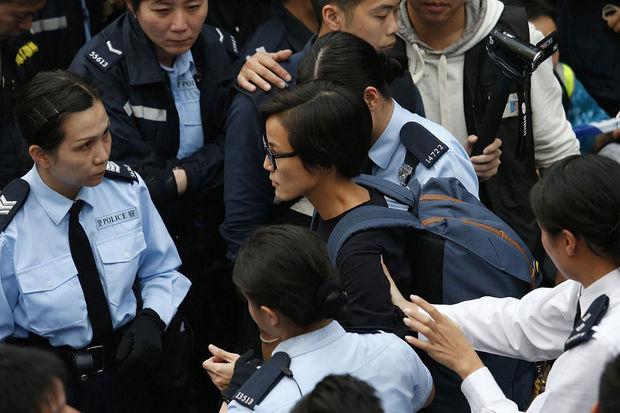 Denise Ho, arrêtée par les forces de police lors d'une manifestion pro démocratie en 2014 à Hong Kong