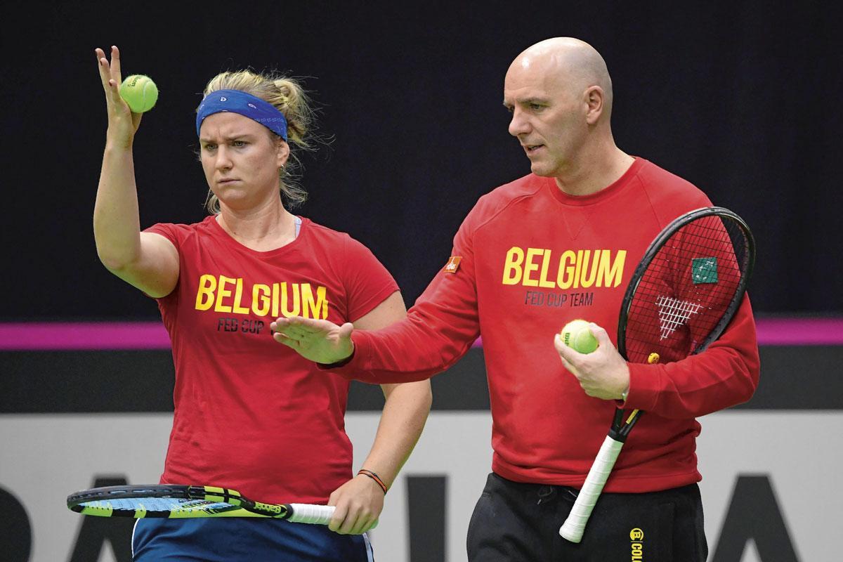 Ysaline avec Johan Van Herck, capitaine des équipes belges de Fed Cup.