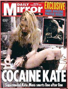 Couverture du Daily Mirror montrant Kate Moss préparant sa cocaïne. 