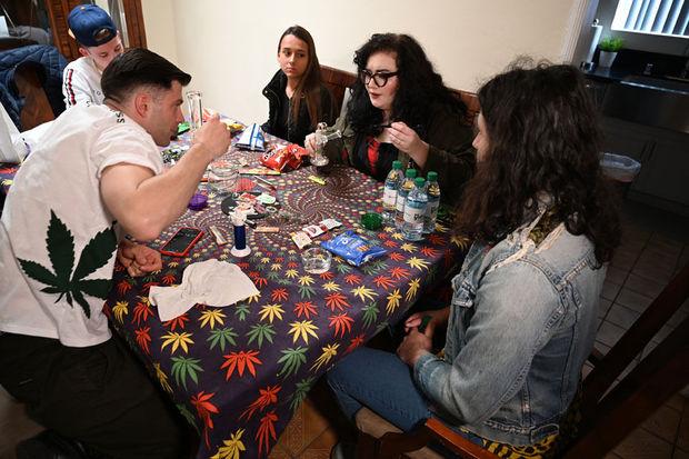 Ryan Lance explique aux membres de la tournée comment préparer un dab rig, pendant que le groupe de visiteurs fait un arrêt pour fumer de la marijuana