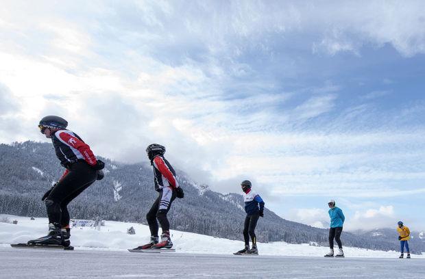 Un lac des Alpes, refuge de patineurs hollandais victimes du réchauffement climatique
