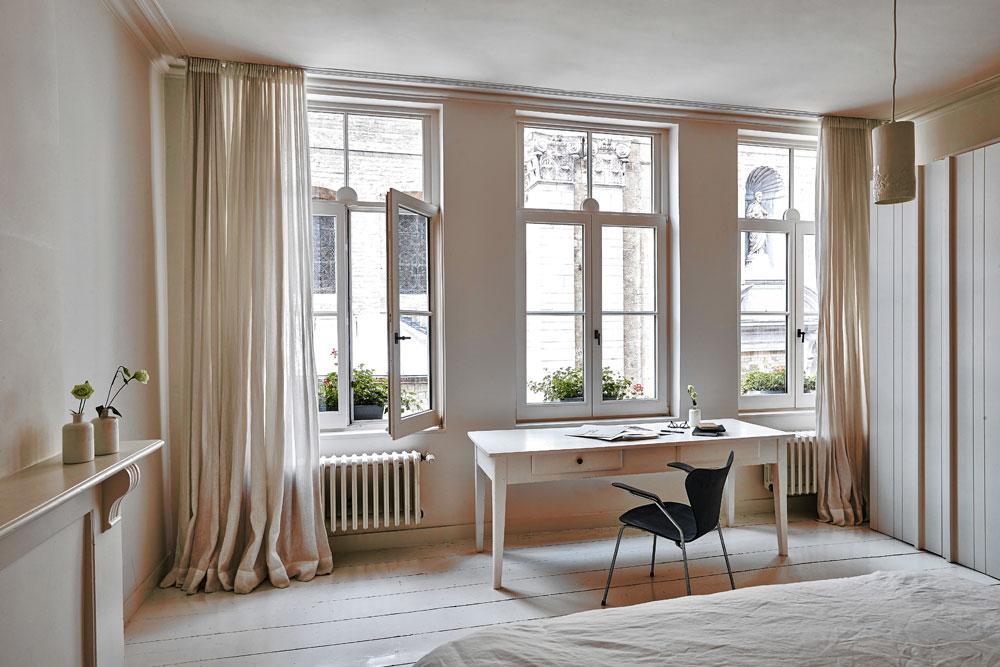 Le corps de maison ancien est aujourd'hui habillé de blanc. On aperçoit ici une chaise vintage d'Arne Jacobsen.