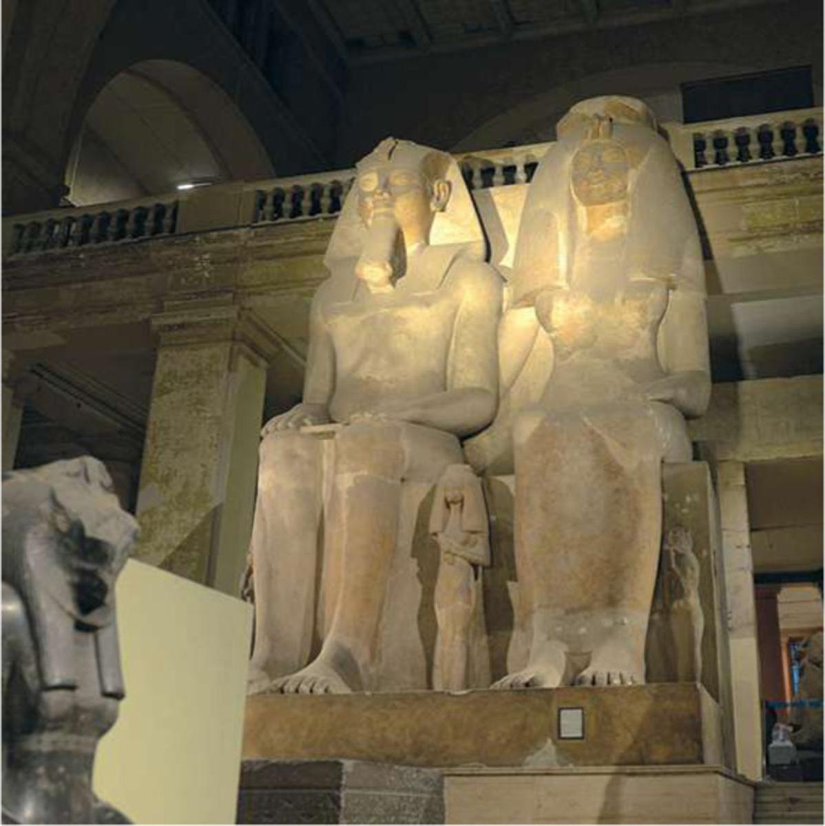 Quand le pharaon va, tout le pays va. D'où la nécessité de placer dans tout le royaume des statues du roi et de sa famille souvent plus grandes que nature. Ici, Aménophis III, neuvième pharaon de la XVIIIe dynastie, avec sa femme Tiyi et leurs trois filles.