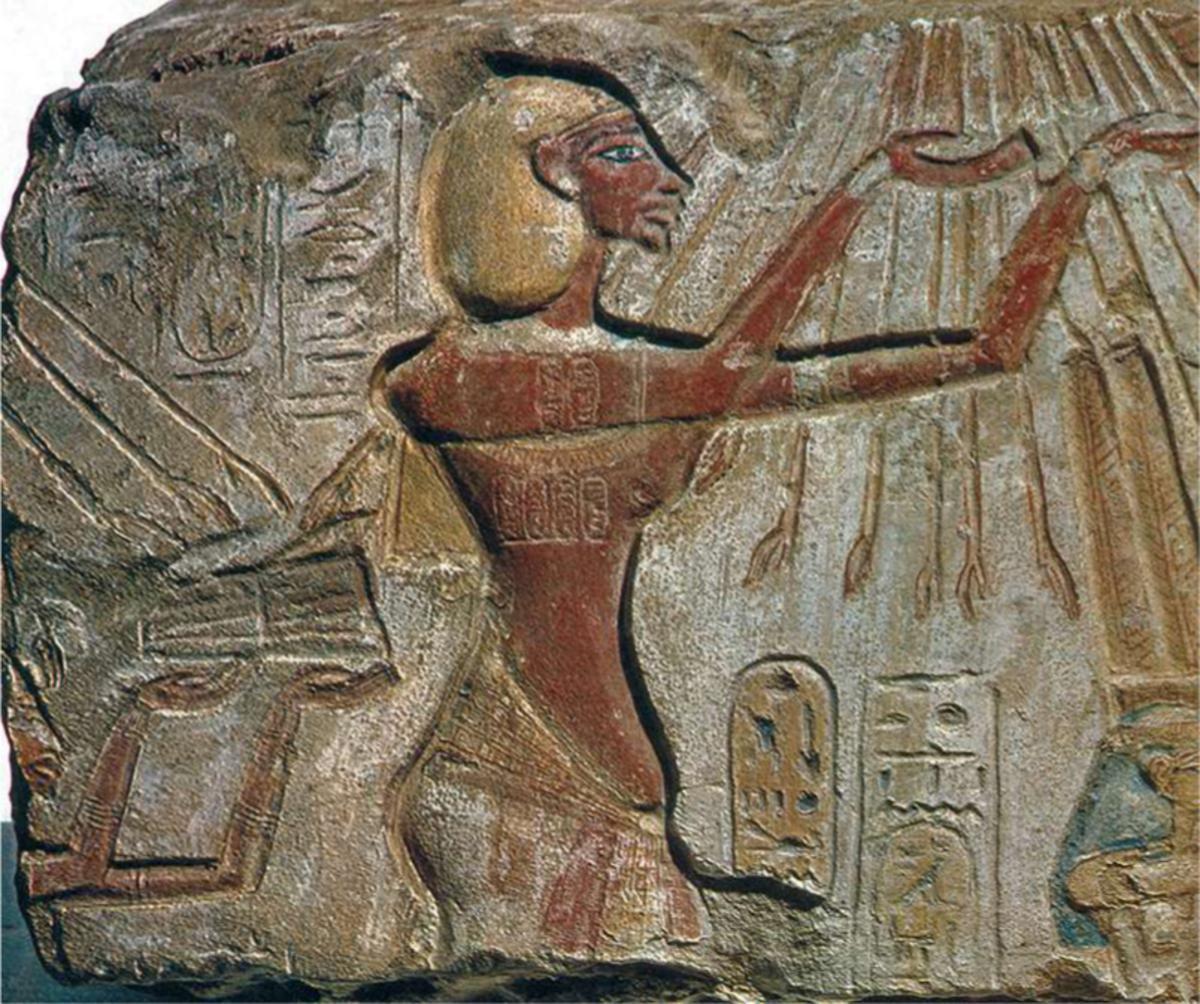 Sur ce bas-relief des environs de 1372 - 1354 av. J.-C., Akhénaton est représenté en train d'adorer le soleil. Il pense qu'il est directement connecté au dieu solaire Aton (Râ) par les rayons qui aboutissent dans ses mains.