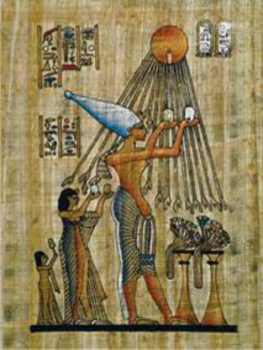 Akhenaton, Néfertiti et Meritaton font une offrande d'eau à Aton.