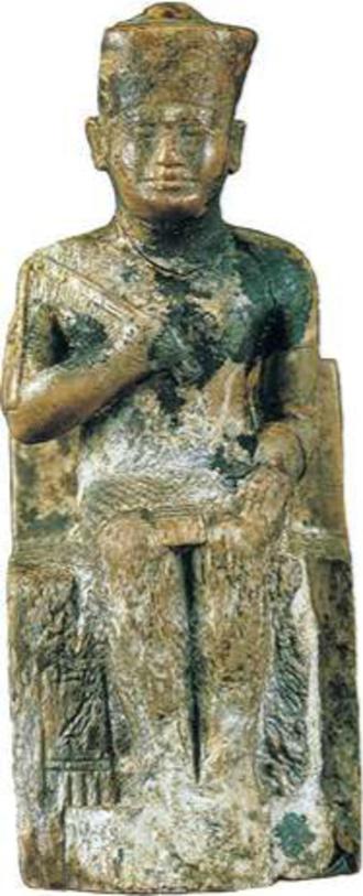 Statuette d'ivoire de Khéops, deuxième pharaon de la IVe dynastie. Ce pharaon est avant tout passé dans l'histoire en raison de sa pyramide, située à Gizeh, qui est, aujourd'hui encore, considérée comme l'une des sept merveilles du monde.