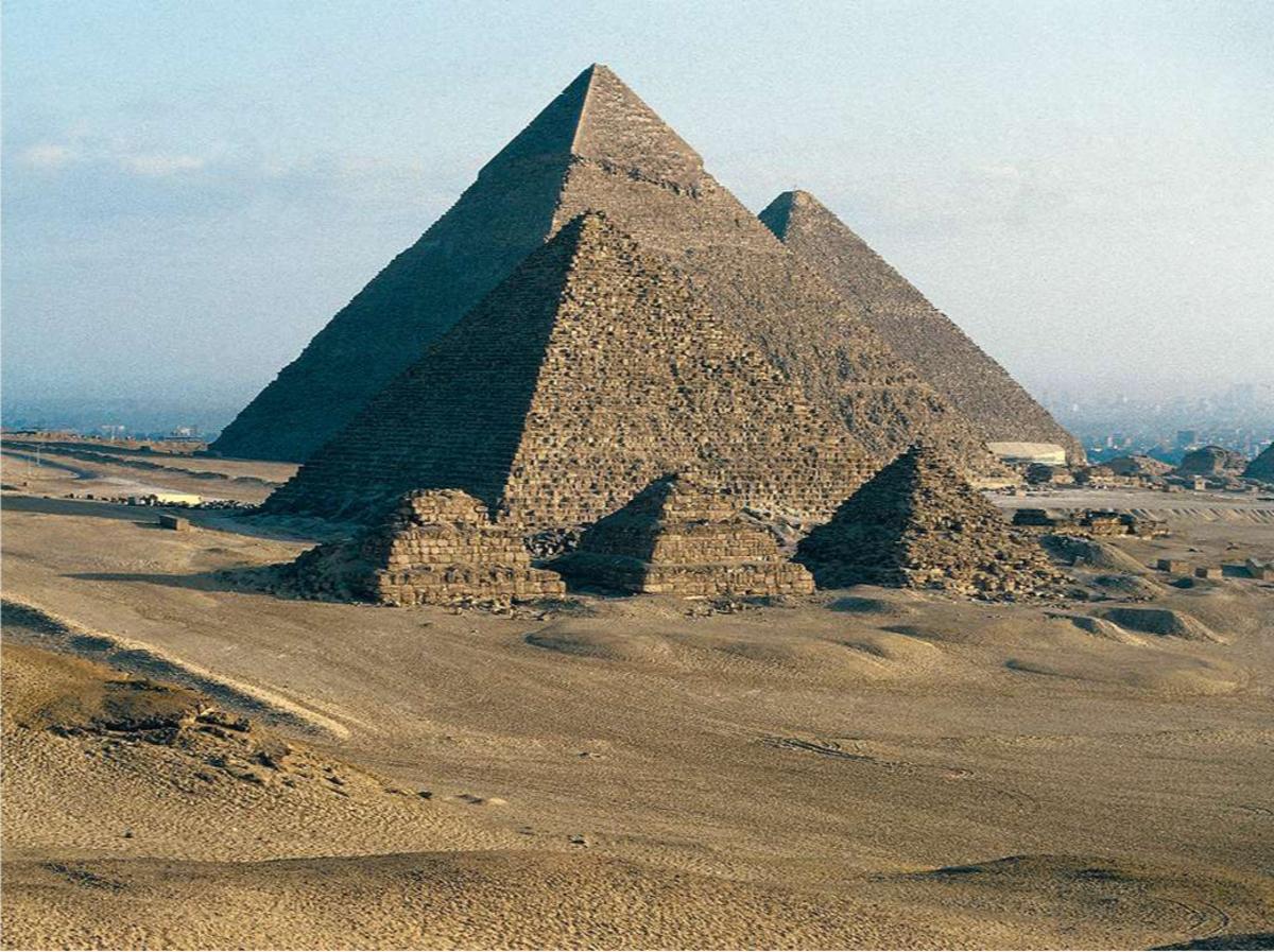 Les trois célèbres pyramides de Gizeh - Khephren, Mykérinos et Khéops - sont classées au patrimoine universel. Khéops est la plus grande.
