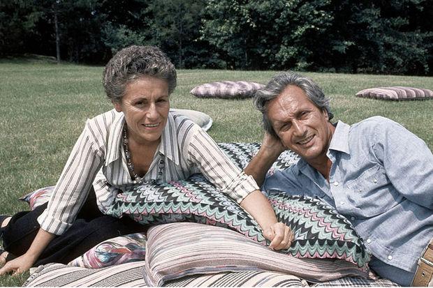 Rosita et Ottavio Missoni, dans le jardin de leur propriété de Sumirago en juillet 1975