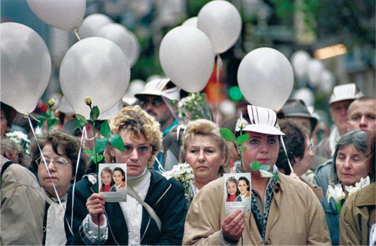 En 1996, une foule immense s'est réunie lors de la Marche blanche pour honorer la mémoire des victimes de Marc Dutroux et protester contre les dysfonctionnements du système judiciaire belge.