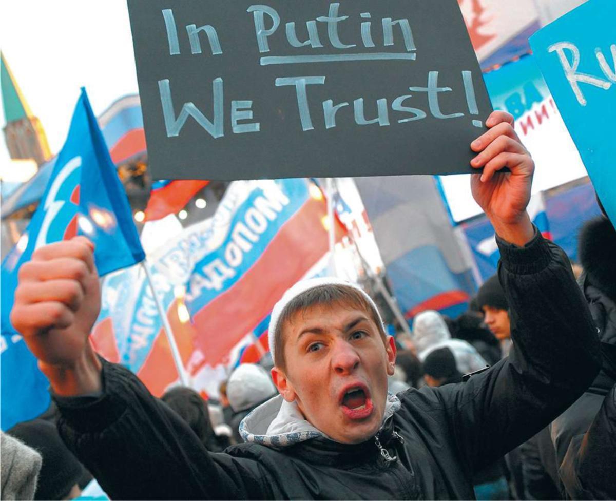 Moscou, le 12 décembre 2011. Un jeune manifestant brandit une pancarte. Cette manifestation est une réponse à des actions de protestation antérieures contre la fraude électorale qui a entaché les élections parlementaires du 4 décembre. Poutine jouit toujours d'une grande popularité, bien que celle-ci commence à donner des signes de faiblesse.