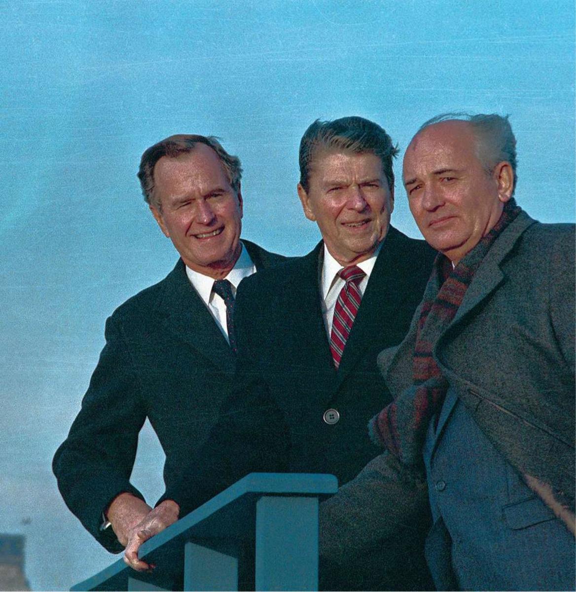 Décembre 1988, de g. à dr. : Georges Bush père, Ronald Reagan, et Mikhaïl Gorbachev