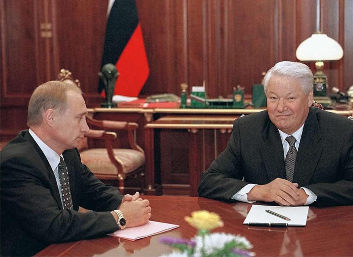 Moscou, le 10 août 1999. Le président russe Boris Eltsine (à dr.) sourit durant une réunion avec Vladimir Poutine, alors Premier ministre au Kremlin.