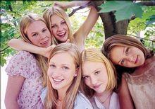 Virgin Suicides (2000), le destin tragique de cinq soeurs dans l'Amérique profonde. © BELGA