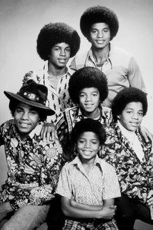 Les Jackson, mythique fratrie du monde de la musique, ici rassemblés autour de leur star de frère Michael