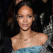 Rihanna ne quitte plus son collier Thea, février 2015