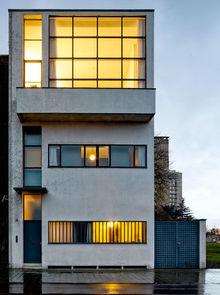 Datant de 1926, la bâtisse illustre parfaitement les cinq points de l'architecture moderne du Corbusier, notamment la façade libre, largement percée pour faire entrer la lumière au coeur de l'espace. 