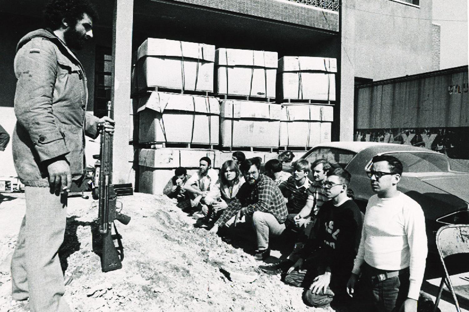 Prise d'otage de 53 Américains pendant 444 jours, du 4 novembre 1979 au 20 janvier 1981, après qu'un groupe d'étudiants et de militants islamistes ait pris le contrôle de l'ambassade américaine pour soutenir la révolution iranienne.