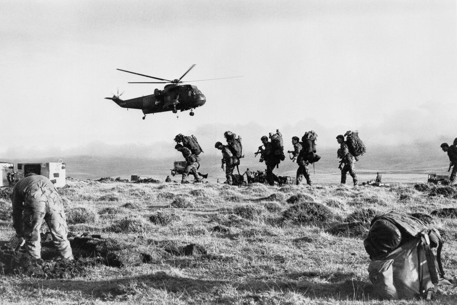 Un hélicoptère de la Royal Navy décolle après avoir transporté les Royal Marines à Darwin, dans les îles Malouines, en 1982. Pendant la guerre des Malouines, des espions américains ont fourni des renseignements sur l'armée argentine à la Grande-Bretagne.