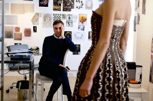 Raf Simons, dans le documentaire Dior and I reflétant la course folle à la création dans une maison de luxe.