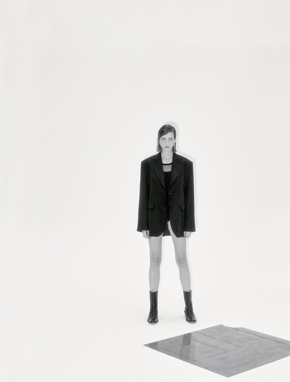 Blazer en viscose et lin, Christian Wijnants. Body en jersey, Liu Jo. Boucles d'oreilles en argent sterling, Wouters & Hendrix. Bague Pampille My Soul  en or blanc et diamant, Messika. Bottes en cuir,  Haider Ackermann.