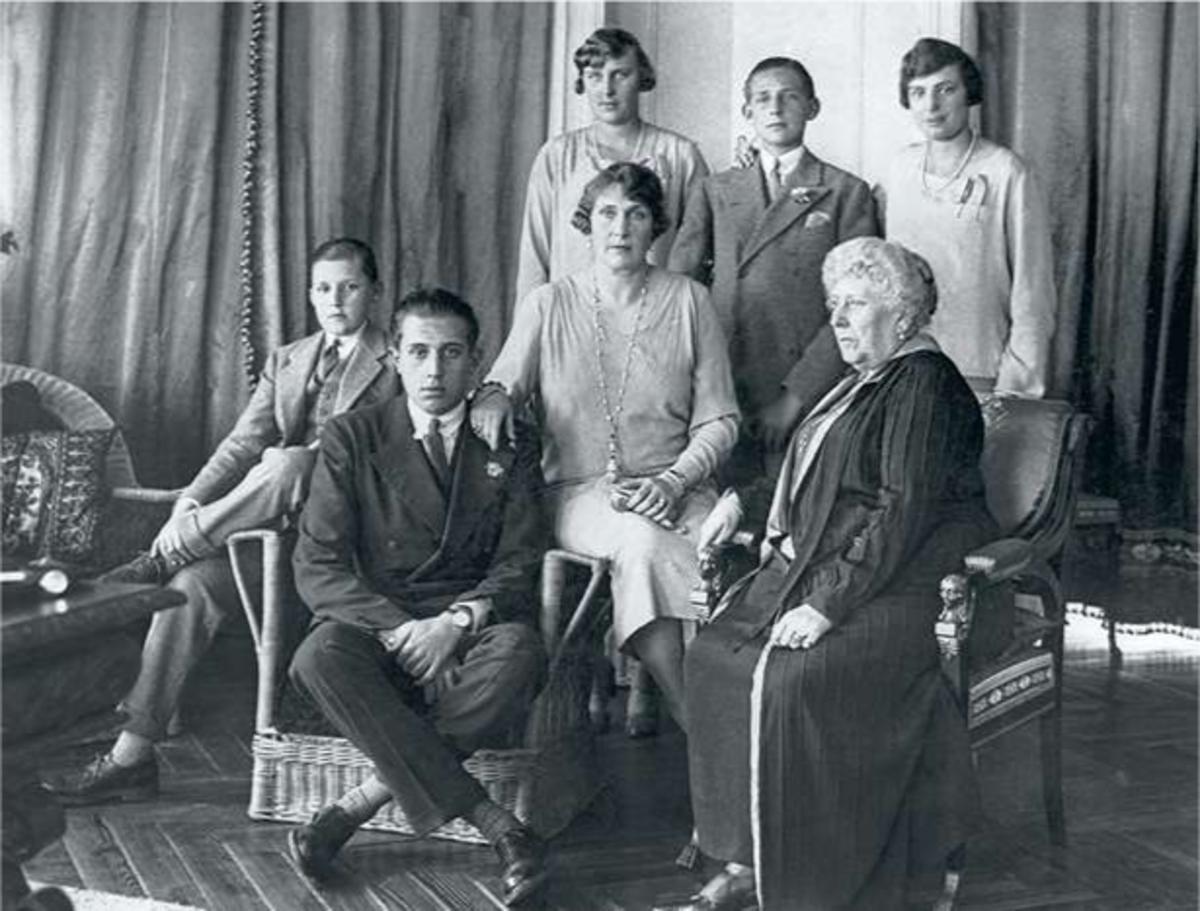 La reine Victoria Eugénie d'Espagne, au centre, avec sa mère la princesse Béatrice de Battenberg et ses enfants, Béatrice, Maria Christina, Jaime, Juan et Gonzalo, le 16 mars 1928.