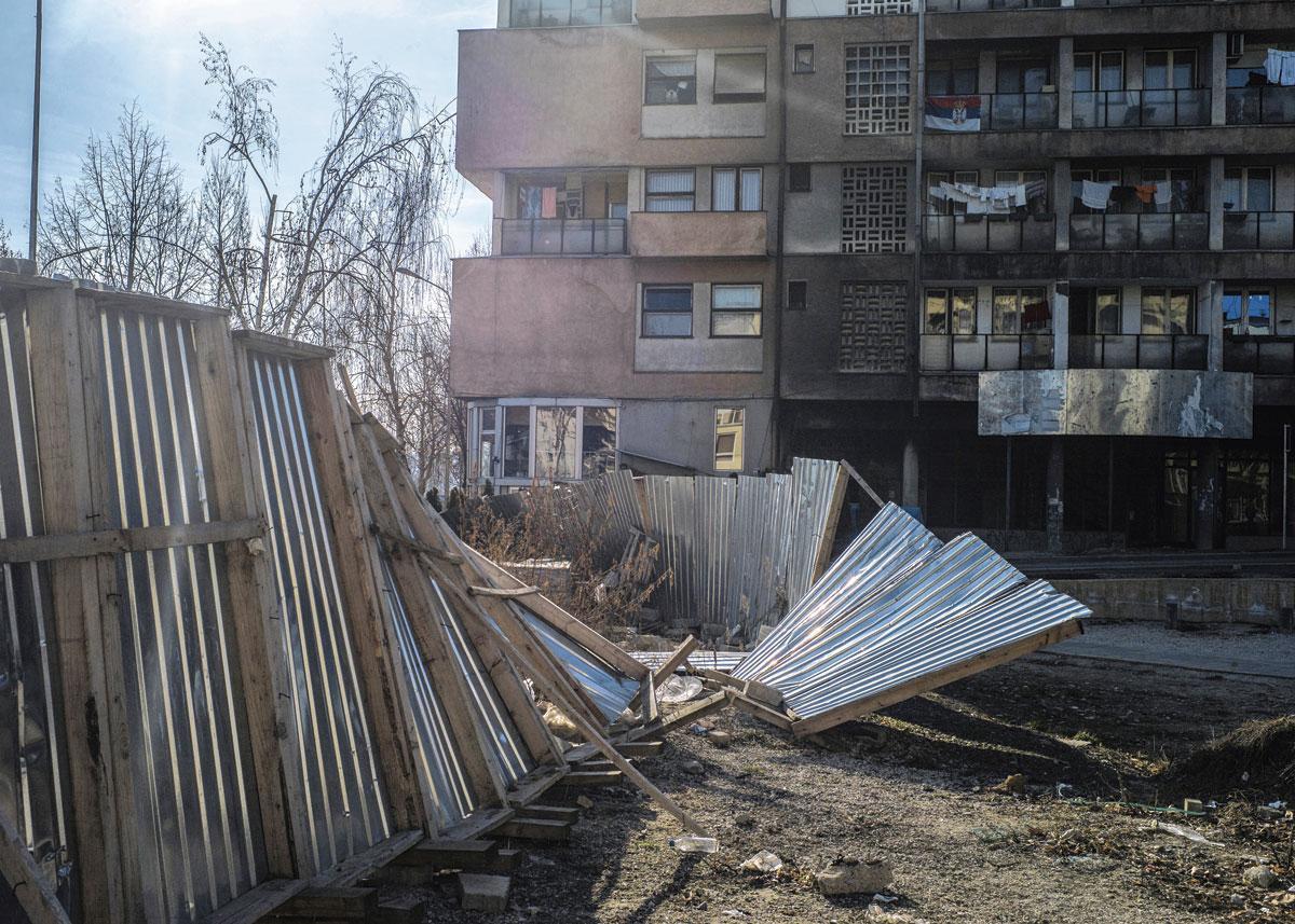 A Mitrovica, le mur qui séparait le nord (serbe)  et le sud (albanais) de la ville a été détruit en 2017.  Il n'en reste pas moins des stigmates bien visibles.
