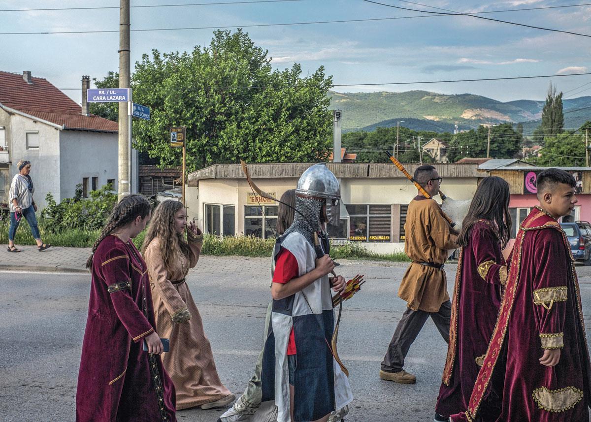 Chaque été, l'enclave serbe de Gracanica est le théâtre  d'une parade médiéviste.