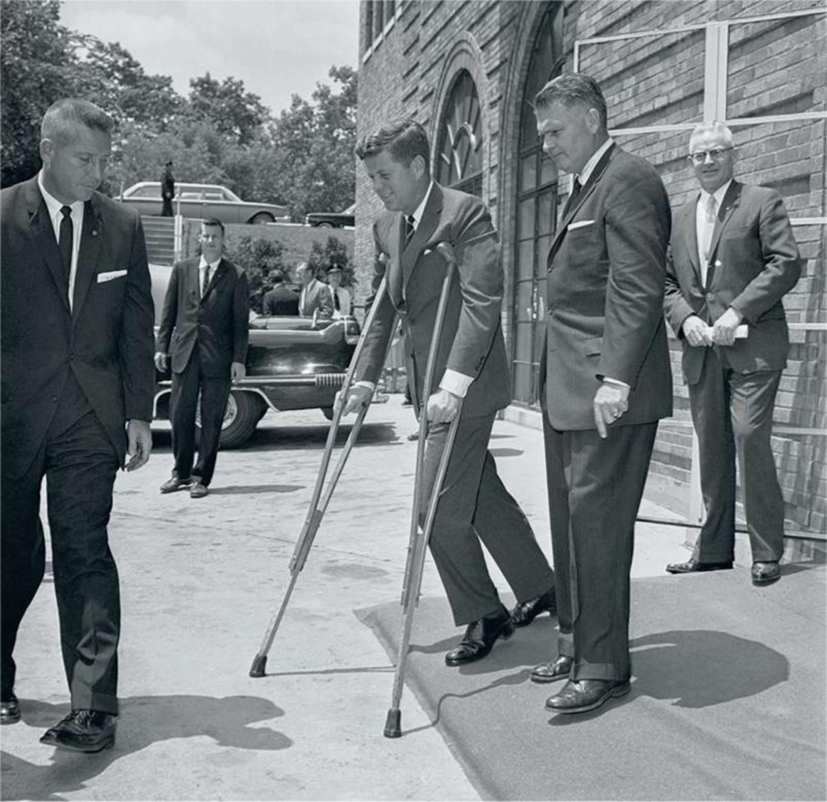 Juin 1961. Le président John Fitzgerald Kennedy quitte une réunion à Washington sur des béquilles.