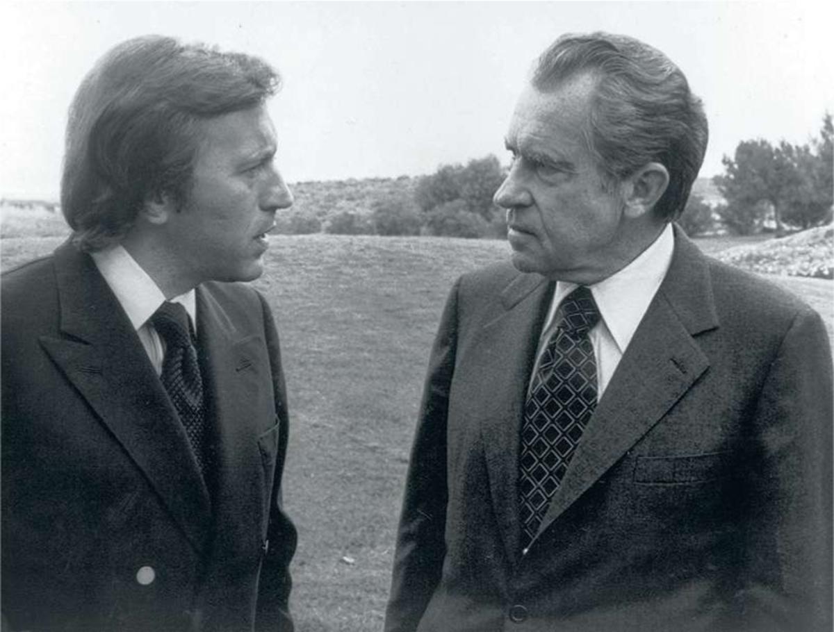 Le célèbre journaliste David Frost interviewe le président Richard Nixon le 19 mai 1977.