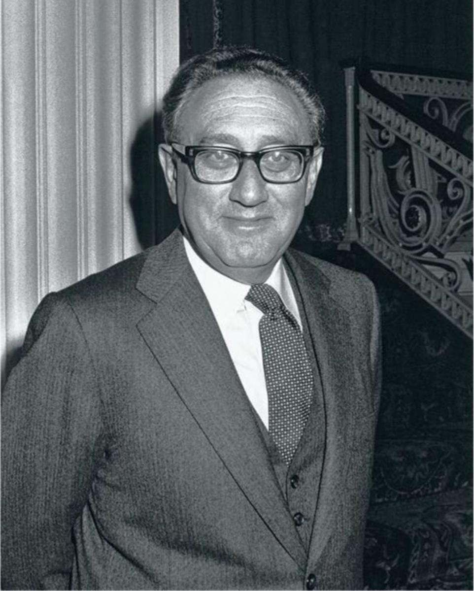 Le secrétaire américain aux Affaires étrangères, Henry Kissinger, en 1979 lors la promotion de son livre Les Années de la Maison-Blanche.