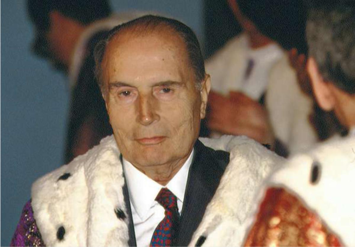 Le président Mitterrand, visiblement malade, reçoit un diplôme de philosophie horonis causa de l'université de Naples lors du sommet du G7, le 8 juillet 1994. Durant des années, le cancer de la prostate dont il souffrait est resté un secret d'État.