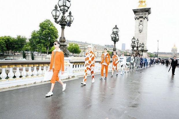 La collection Homme printemps-été 2015 pour Kenzo, présentée en juin dernier, dans un lieu d'exception détrempé par la pluie, le pont Alexandre III à Paris. 