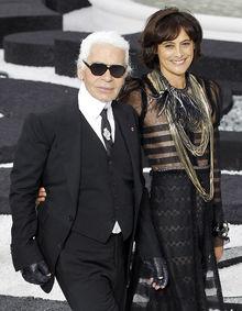 Octobre 2010, Karl Lagerfeld retrouve Inès de la Fressange, la première égérie qu'il choisit à Chanel en 1983, à son arrivée et dont il rompit le contrat en 1989, quand celle-ci accepta d'incarner le buste de Marianne, jugé 