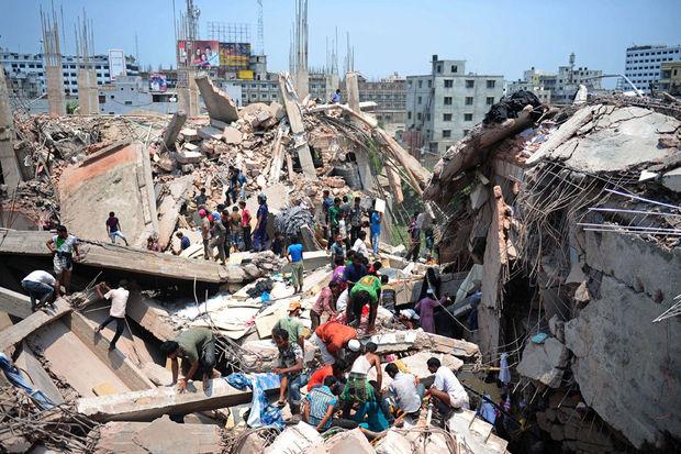 L'immeuble de huit étages Rana Plaza s'est effondré comme un château de cartes, à Savar, une ville à la périphérie de Dacca, le 23 avril 2013