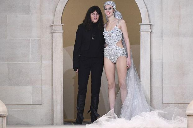 Virginie Viard, manifestement très émue à la fin du défilé haute Couture de Chanel, le 22 janvier 2019. C'était alors la première fois que Lagerfeld était absent à une défilé Chanel, depuis 1983... 