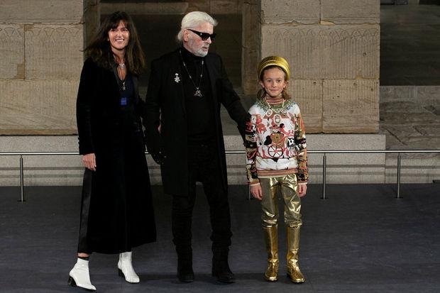 Virginie Viard, Karl Lagerfeld et Hudson Kroenig saluent à la fin du défilé Métiers d'Art de Chanel, en décembre 2018 à NY