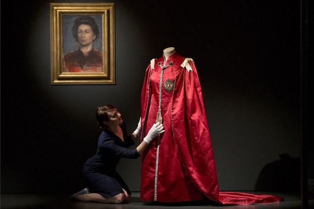 L'une des pièces de l'exposition consacrée à la garde robe de la reine Elizabeth II