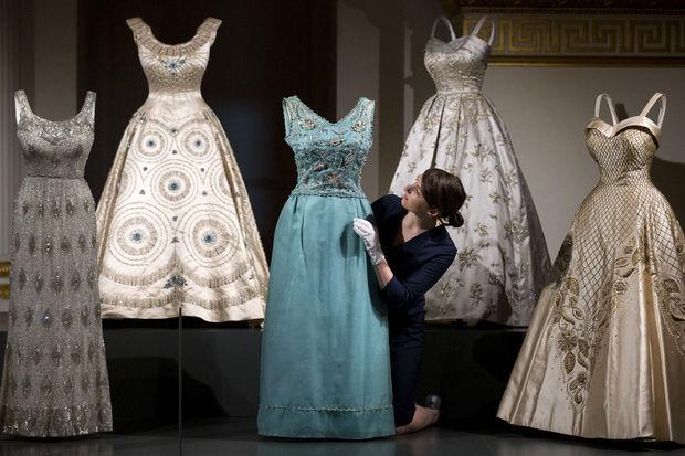 La garde-robe de la reine Elizabeth II exposée à Buckingham Palace