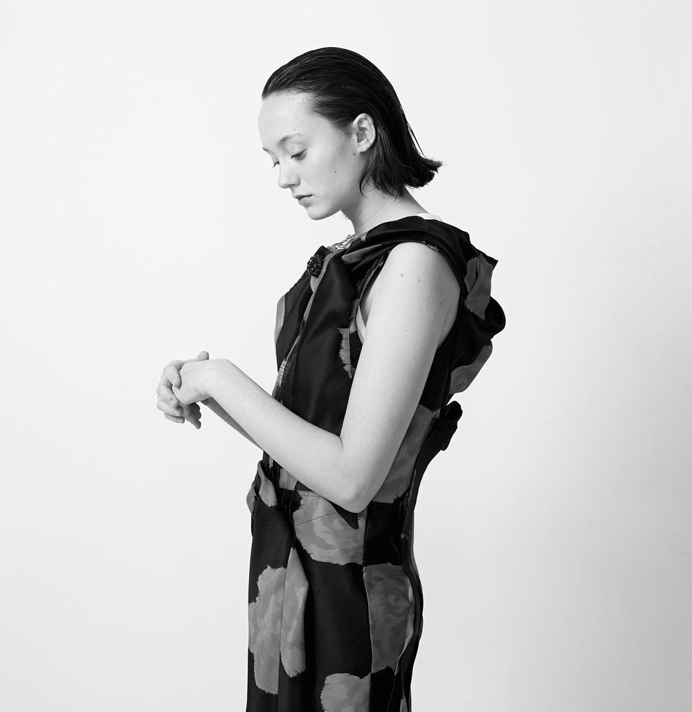 TESSA DIXSON Robe en satin imprimé, Calvin Klein 205W39NYC.