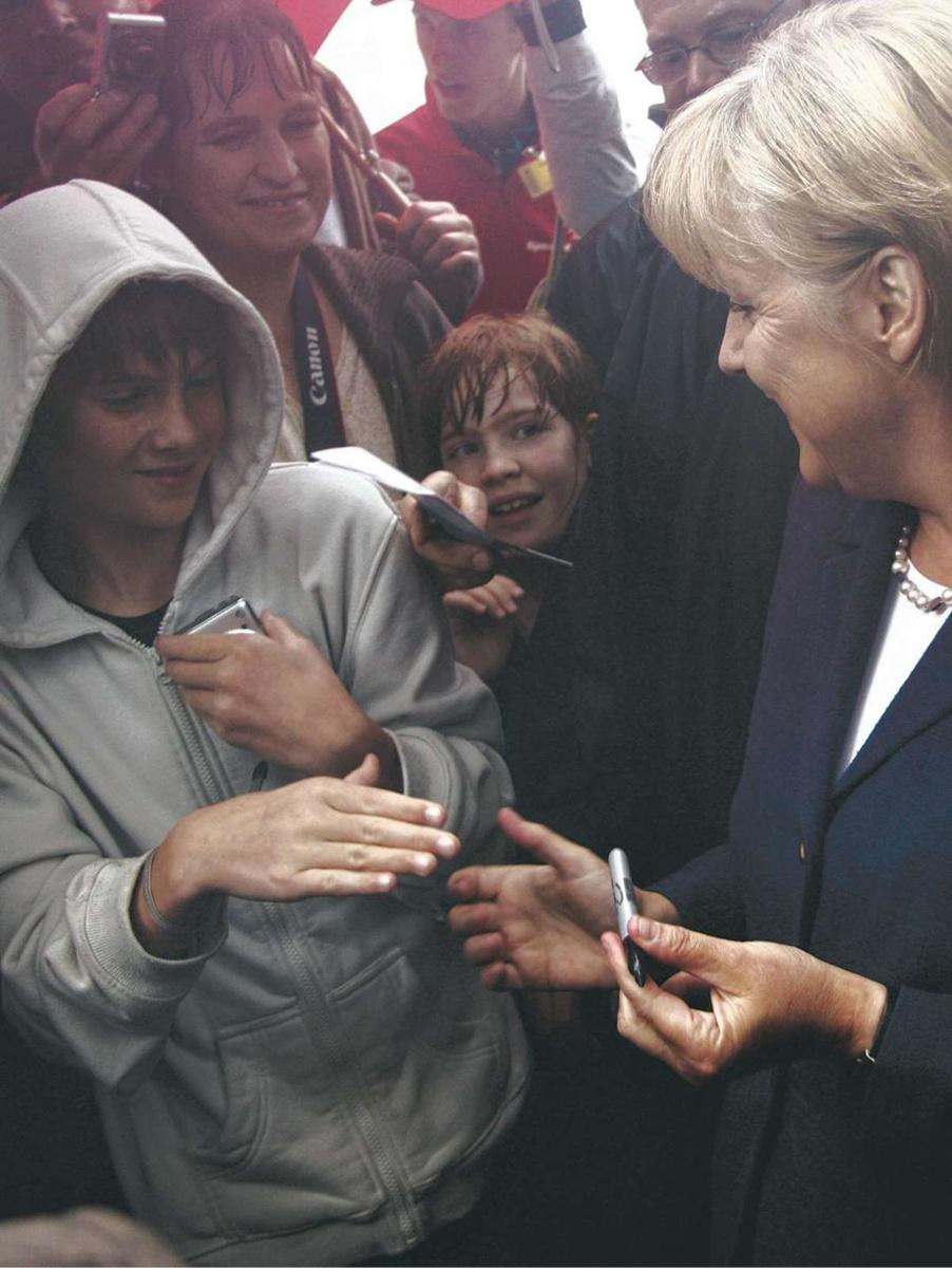 Berlin, Angela Merkel prend un bain de foule lors d'une journée portes ouvertes à la chancellerie fédérale. L'échiquier politique européen sied parfaitement au profil psychologique de la chancelière allemande.