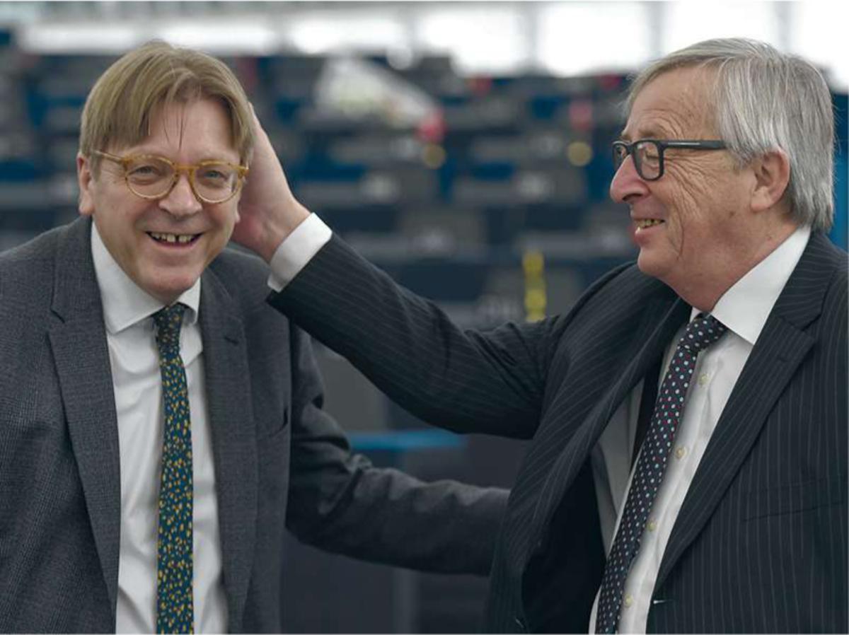 Guy Verhofstadt plaisante avec l'(ex-) président de la Commission européenne Jean-Claude Juncker (à dr.) avant le début d'une séance plénière du Parlement européen à Strasbourg. Il s'est montré plus jovial et extraverti ces dernières années, ce qui tend à améliorer sa cote auprès des électeurs.