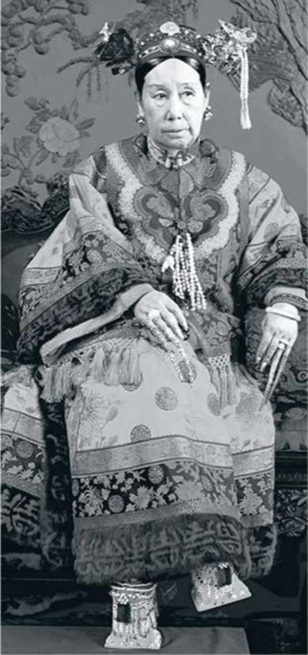 L'impératrice Cixi, de la dynastie Qing. Sa réputation est forgée par les Britanniques dans la propagande menée autour des guerres de l'opium.