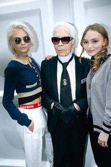 Cara Delevingne décolorée, avec Karl Lagerfeld et Lily-Rose Depp.