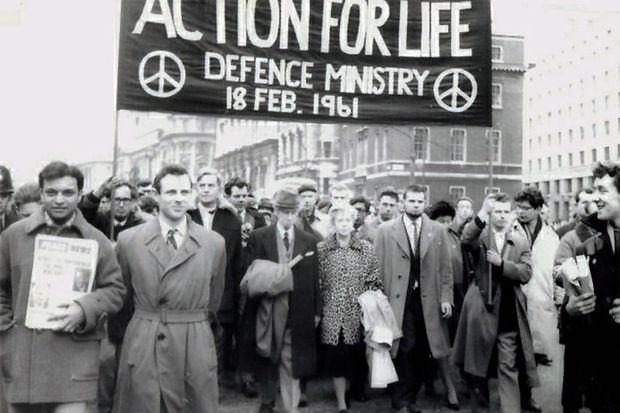 Bertrand Russell et son épouse Edith Russell dirigent la marche antinucléaire du Comité des 100 à Londres le samedi 18 février 1961 avec Michael Randle (2e à gauche), le révérend Michael Scott (à droite), Ralph Schoenman (à droite), Ian Dixon (à droite) et Terry Chandler (extrême droite). Un rassemblement à Trafalgar Square a été suivi d'une réunion pacifique d'un comité de 100 personnes qui ont manifesté au ministère de la Défense contre la livraison de missiles Polaris à River Clyde. 
