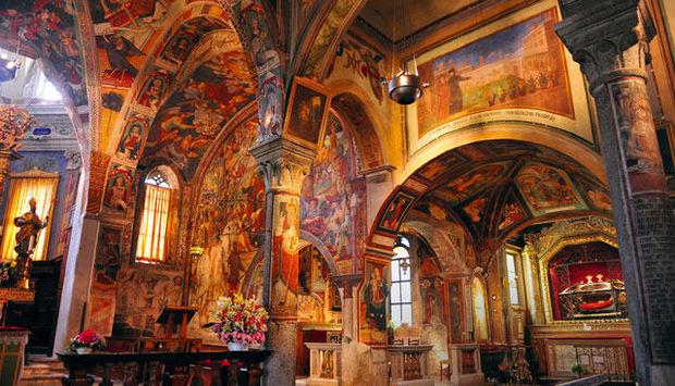 A Baceno, l'intérieur de l'église San Gaudenzio est presque entièrement recouvert de fresques