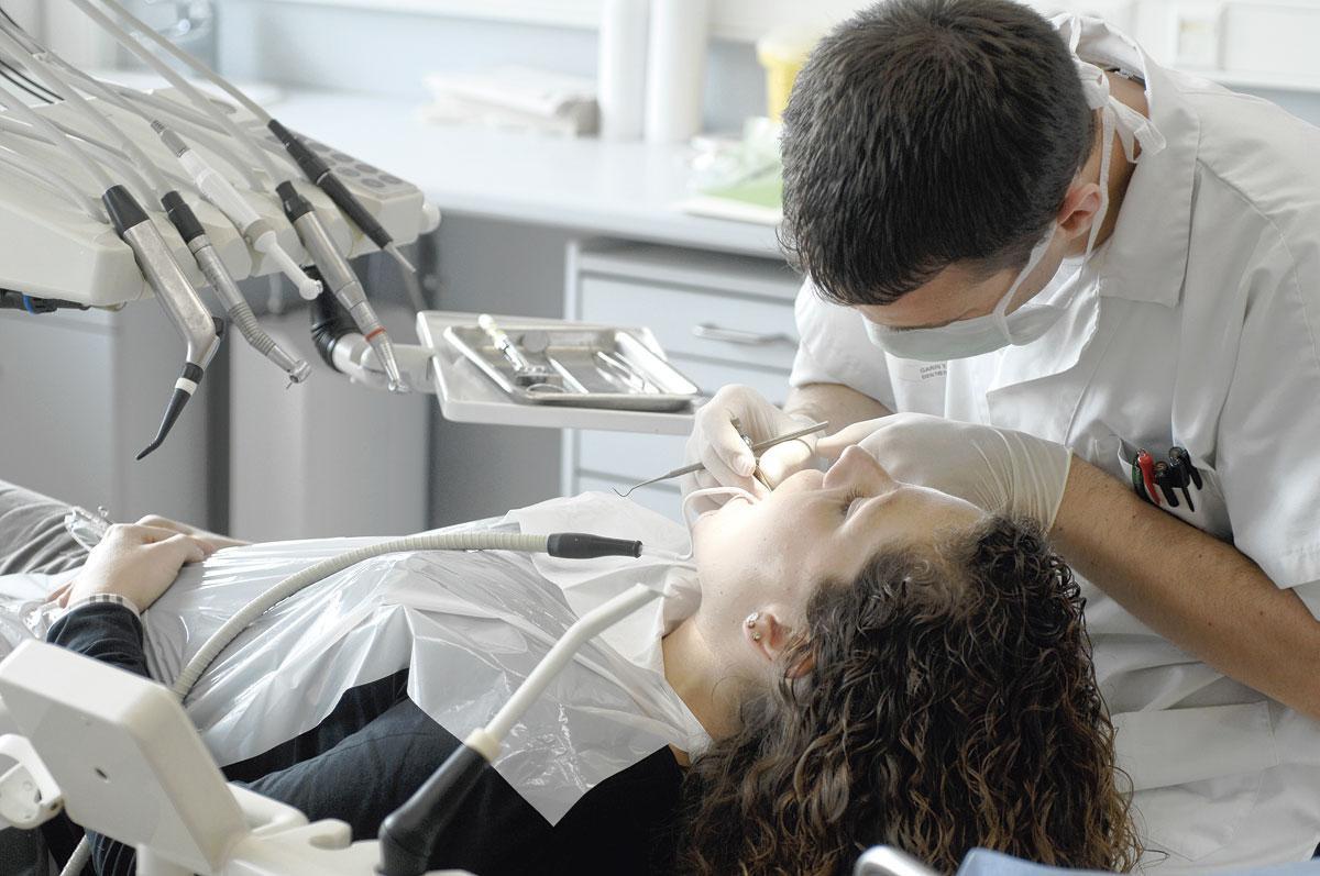 Faute d'informations, nombre de patients ignorent par exemple que la visite annuelle chez le dentiste est gratuite jusqu'à 18 ans.